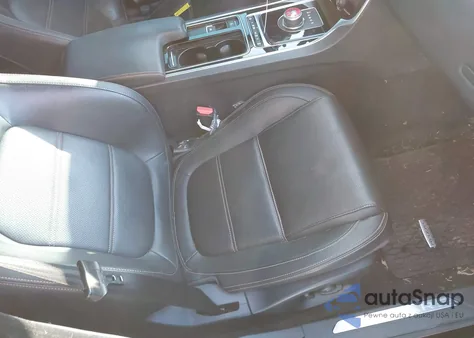 2018 Jaguar Xe 30T Prestige из США, поврежденный, VIN SAJAK4GX6JCP36483